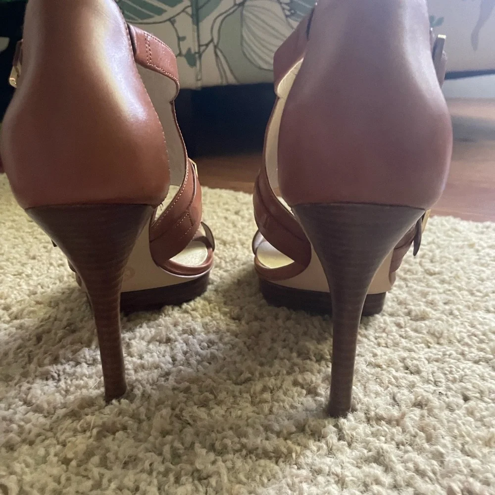 🎉Host Pick🎉 Michael Kors caramel Strappy Sandals with Gold Accents - Picture 4 of 5